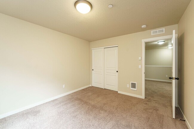 Building Photo - 3 Bedroom 2.5 Bath Townhome - Convenient R...