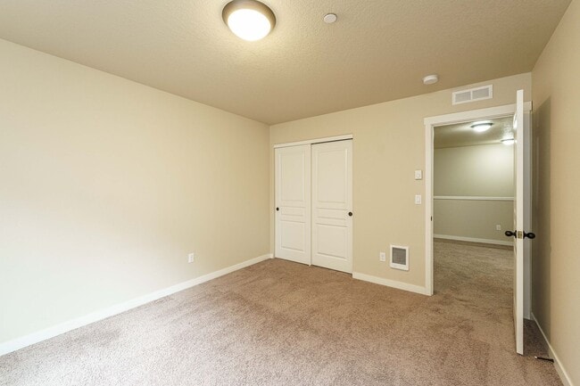 Building Photo - ASK ABOUT ONE MONTH FREE SPECIAL - Ask Us How! 3 Bedroom 2.5 Bath Townhome - Convenient Ridgefiel...