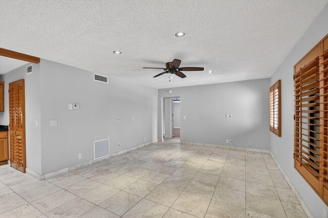 Building Photo - 511 Shady Pine Way