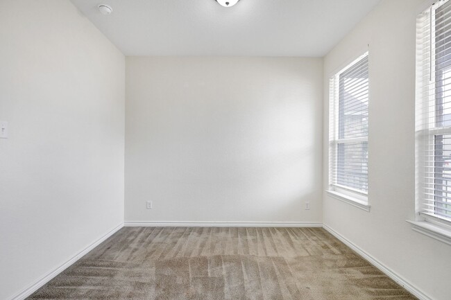 Building Photo - ***MOVE-IN SPECIAL: ONE WEEK FREE***Spacio...