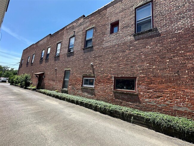 Building Photo - 165 Ulster Ave