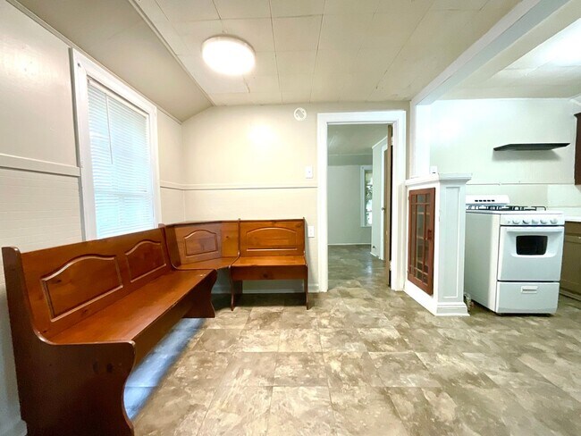 Building Photo - 810 W Magnolia Ave