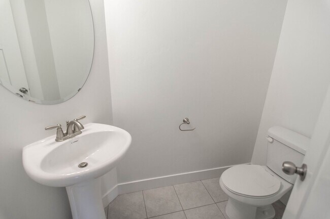 Building Photo - Beautiful 4 Bedroom Townhome in Saratoga Springs!