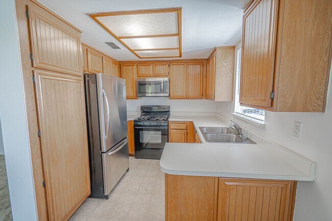 Building Photo - Charming 2-Bedroom Condo with Loft in the American Beauty Community of Canyon Country