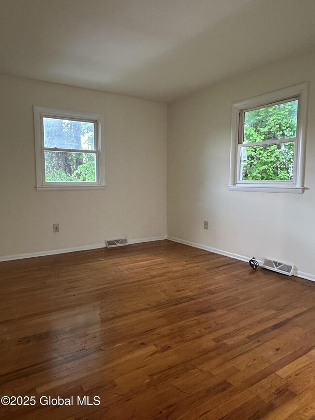 Building Photo - 261 Old Niskayuna Rd