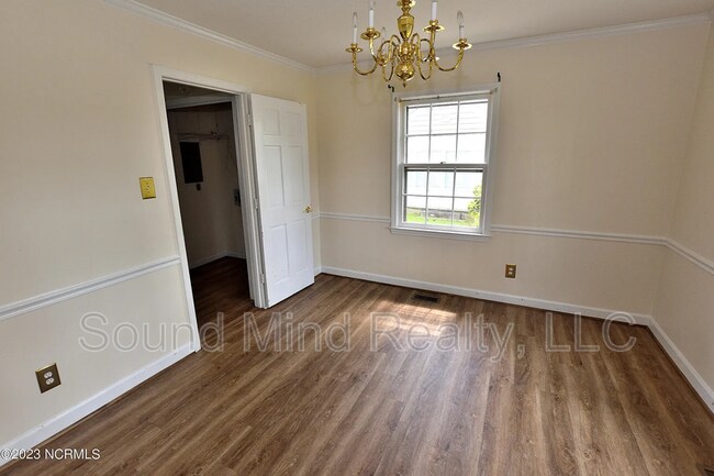 Building Photo - 1633 Country Club Rd