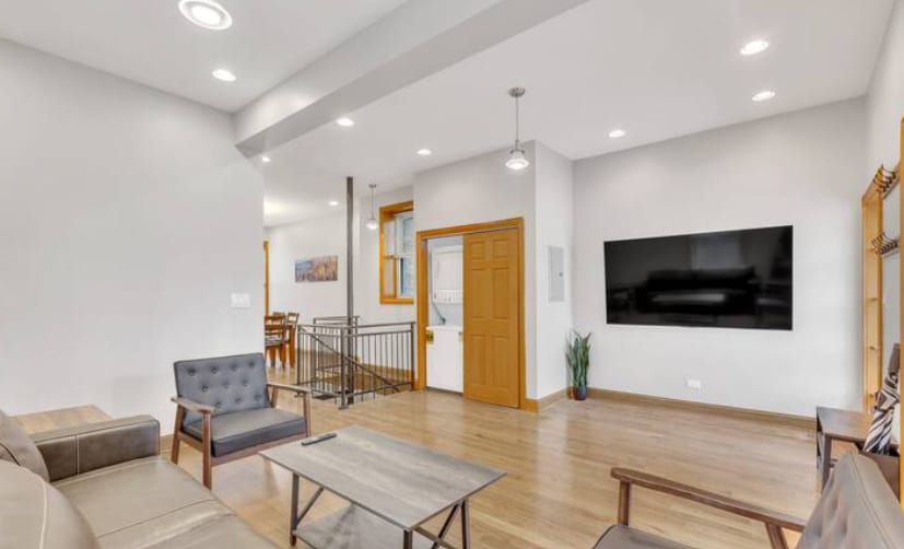 Building Photo - 1353 S California Ave