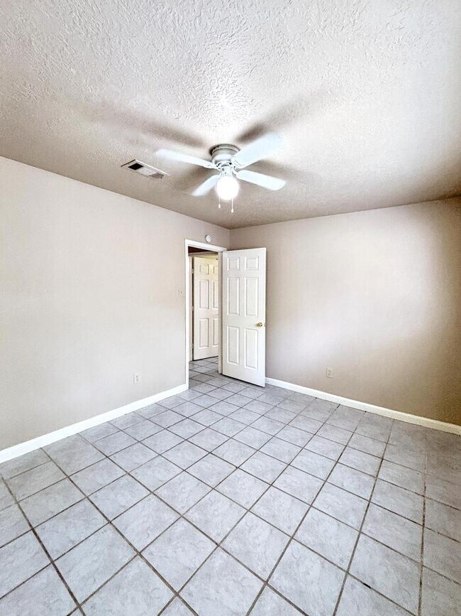 Building Photo - 3-Bedroom, 2-Bathroom Home in Convenient L...