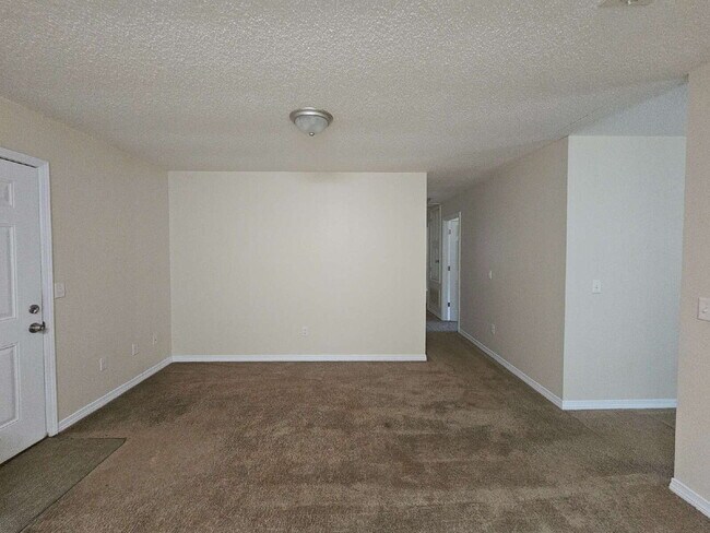 Building Photo - "Charming 3-Bed, 2-Bath Retreat Awaits!"