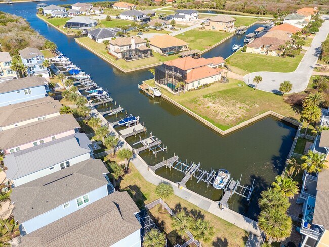 Building Photo - Welcome to Coastal Living at its Finest!