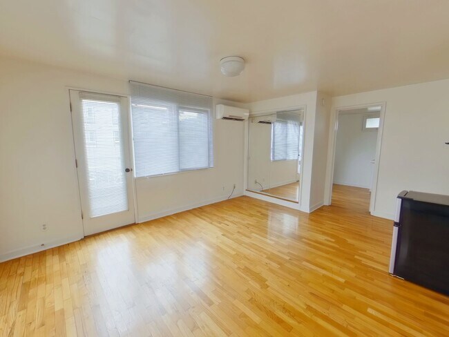 Building Photo - 1825 University St