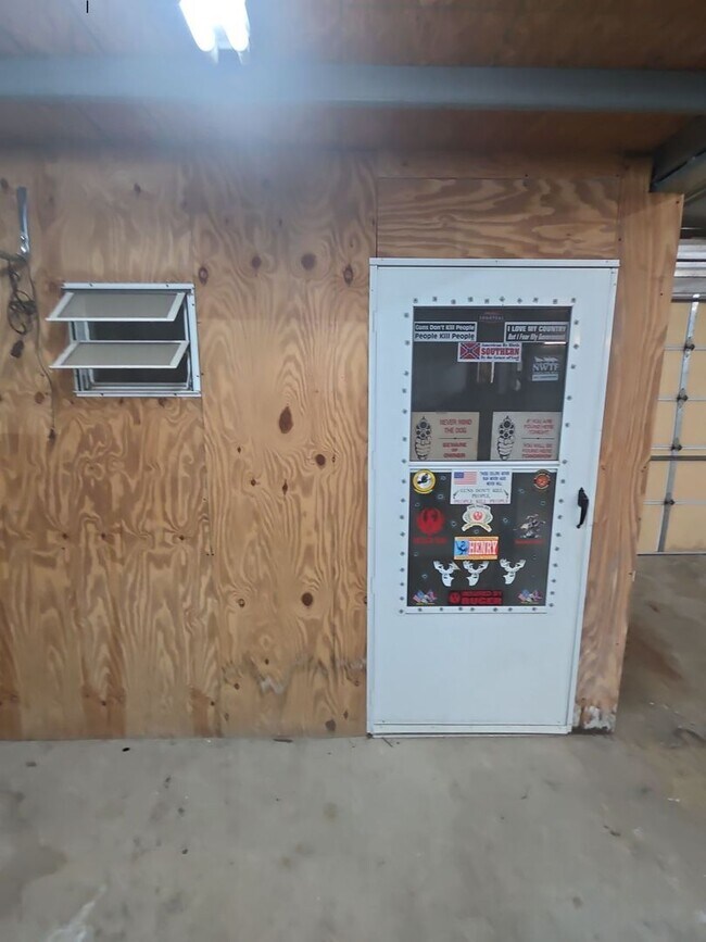 Building Photo - 124 Lake Ln