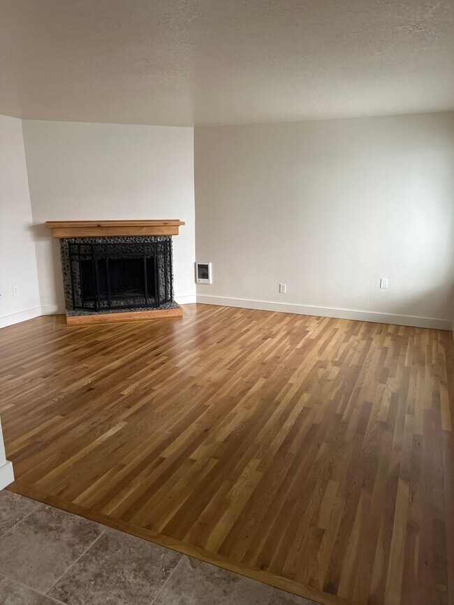 Building Photo - Spacious 2nd floor 2Bd Fireplace Hardwoods...
