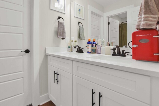 Building Photo - Pet Friendly Three Bedroom on Acre!