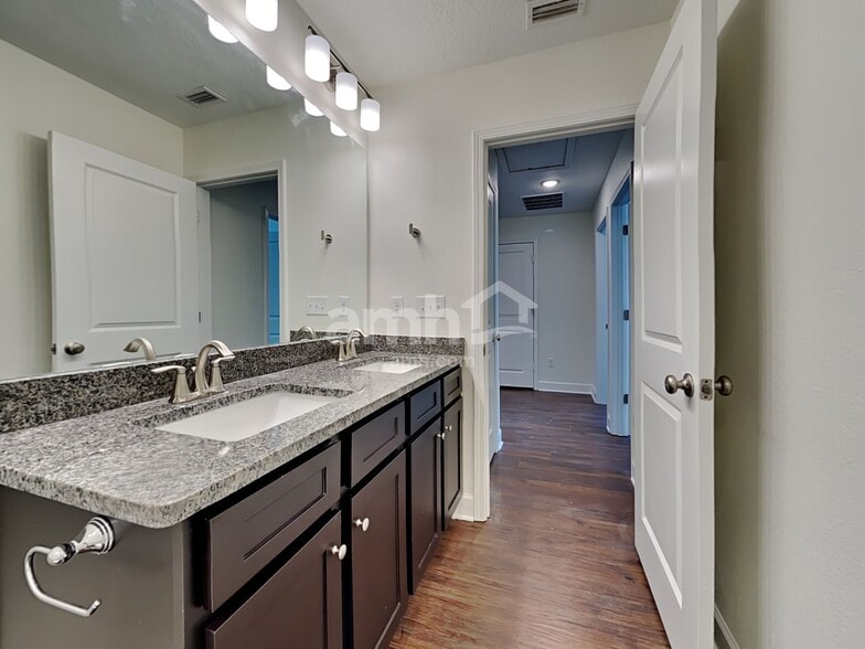 Building Photo - 998 Tan Tara Trl