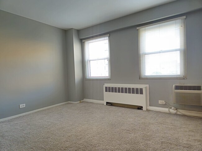 Bedroom#1 - 2909 N Sheridan Rd