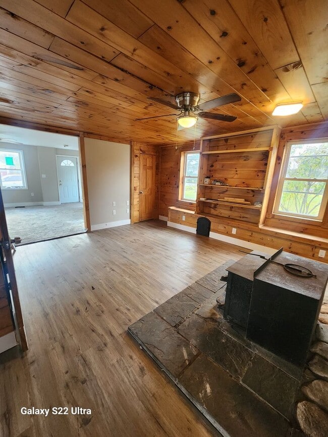 Building Photo - 3 Bedroom single family house