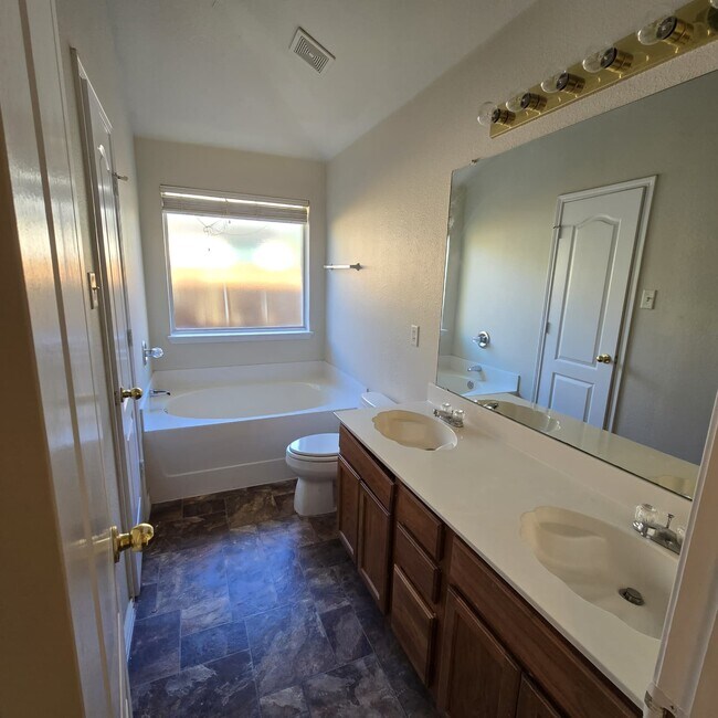 Building Photo - 10532 Braewood Dr