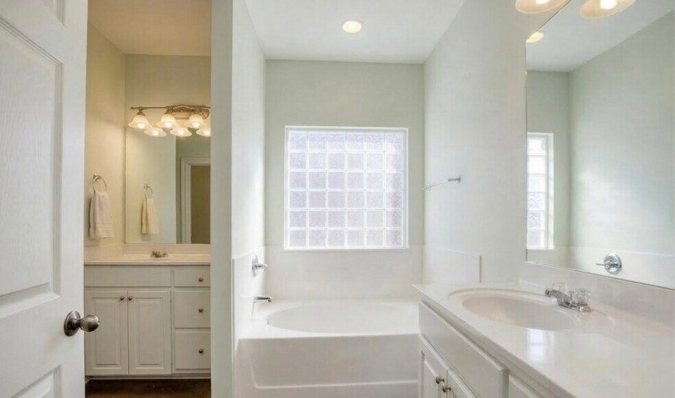 Building Photo - 3858 Southpass Ave