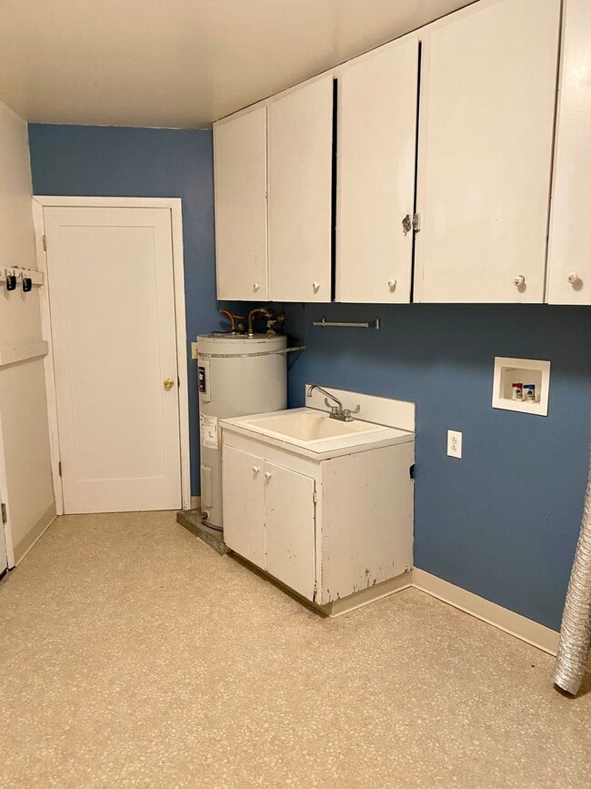 Building Photo - Large 3 Bedroom Split-Level Home With Office!