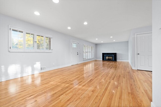 Building Photo - Available NOW! 4 Bedroom 3 Bath Beautiful Home