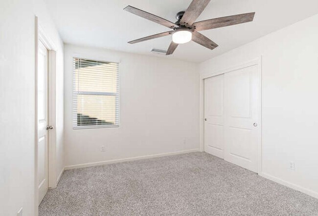 Building Photo - Charming Riverstone Home with Spacious Kitchen Island & Private Backyard & Solar