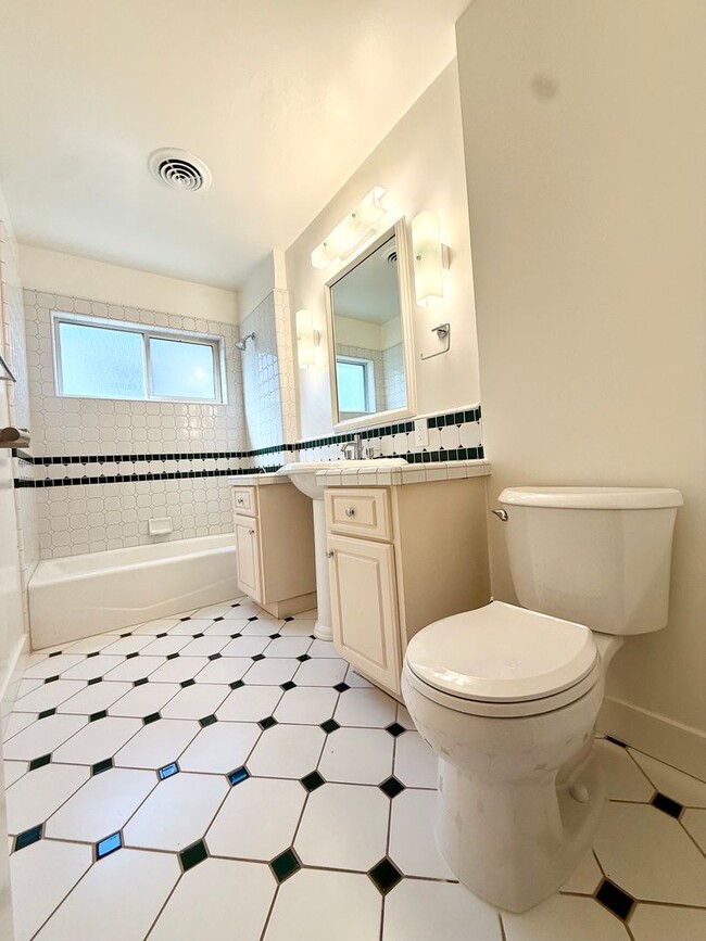 Building Photo - Beautiful 3BR/3BA Point Loma Home with Vaulted Ceilings & Central AC