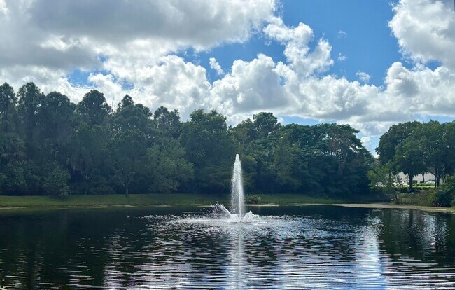 Building Photo - 900 Crestwood Ct S