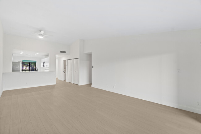 Building Photo - 5054 Golfview Ct
