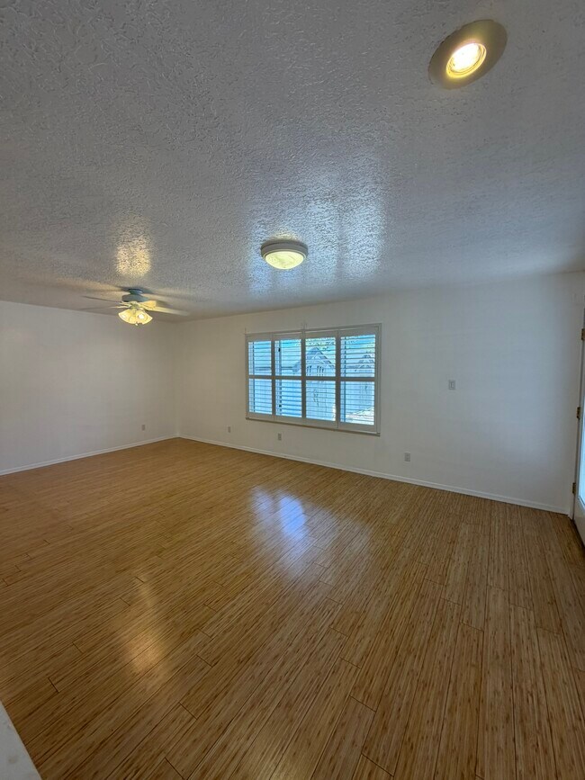 Building Photo - 8125 Eddy Ave NE