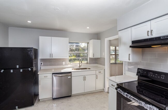 Building Photo - Very Cute Two Bedroom Single Family Home - Now Available