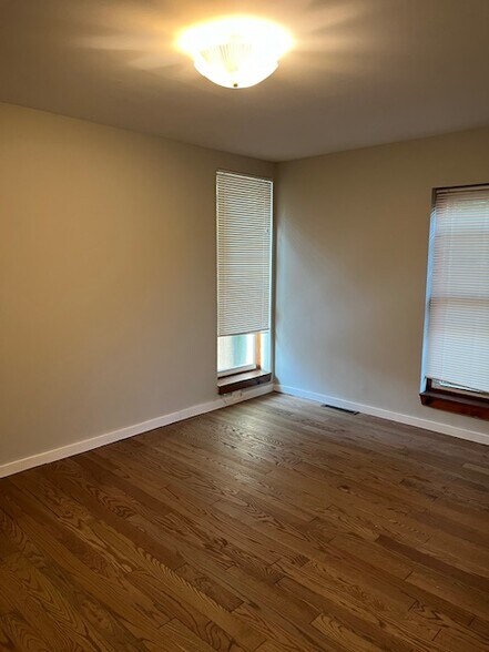 bedroom - 75 College St