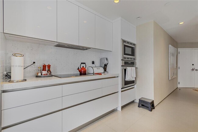 Building Photo - 520 Brickell Key Dr