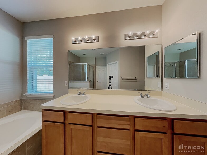 Building Photo - 1022 Wetland Ridge Cir
