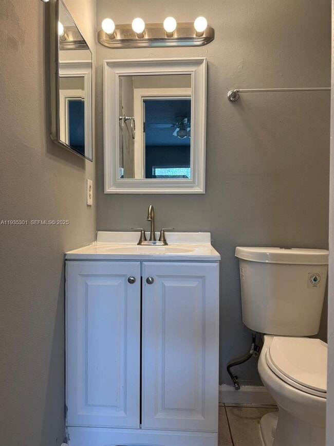 Building Photo - 617 Ixoria Ave