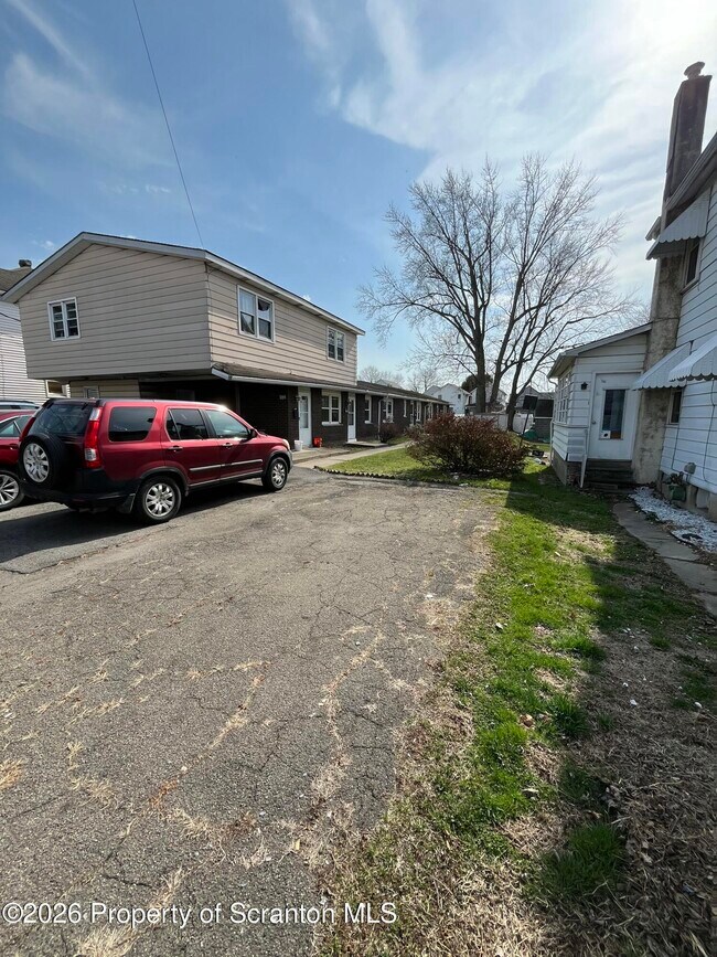 Building Photo - 612 Oak St