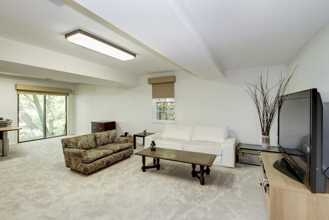 Building Photo - 13 Avalon Ct
