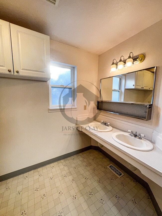 Building Photo - Adorable Historical Home