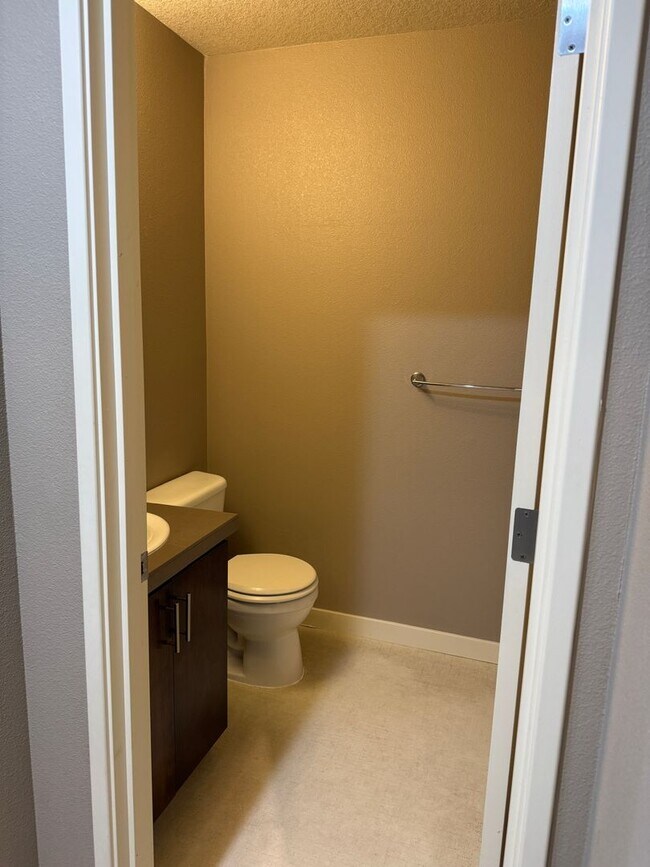 Building Photo - Beautiful 2br/2.5ba Townhome in Arbor Parc...