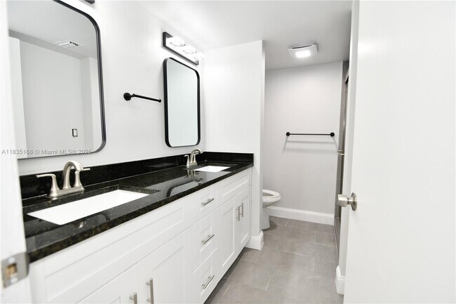 Building Photo - 905 Southridge Rd