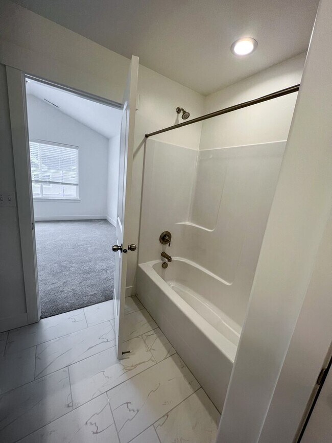 Building Photo - New Townhome