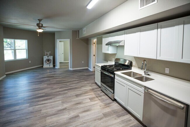 Building Photo - 3/2 - Walking distance to campus