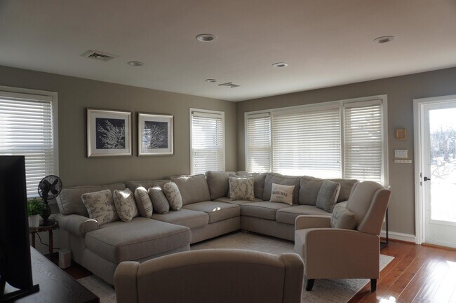 Building Photo - 205 N Essex Ave