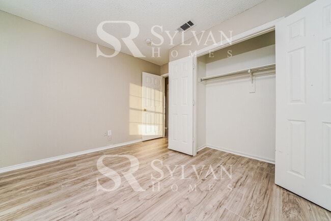 Building Photo - Prepare to be impressed by this 3 bedroom, 2.5 bathroom home