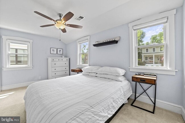 Building Photo - 102 E Linden St