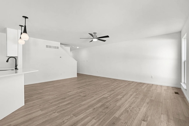 Building Photo - 43 Fairmount Grv Dr