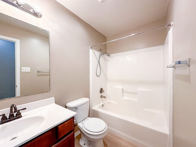 Building Photo - 3-Bedroom Home in Milwaukee Ridge!