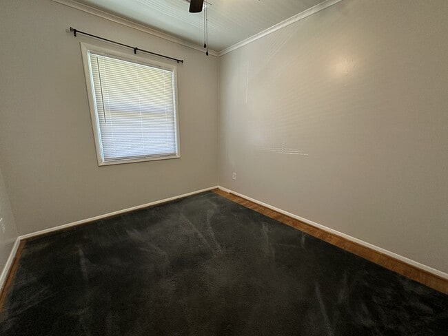 Building Photo - 1618 Lexington Dr