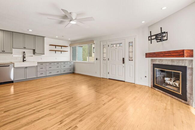 Building Photo - Spacious 3 Bed / 3 Bath Ocean Beach Townhome with Private Patio & Garage - Available NOW