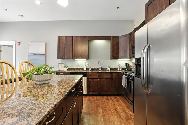 Building Photo - North Thomas 472-492